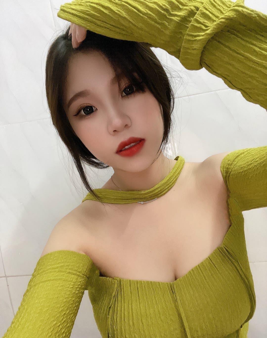 气质粉嫩女孩：大眼睛，好身材，白皮肤